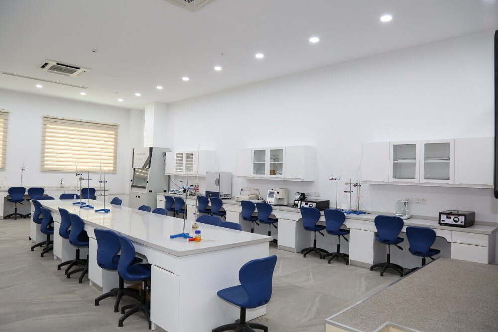 Knowledge University, College of Pharmacy Chemistry lab