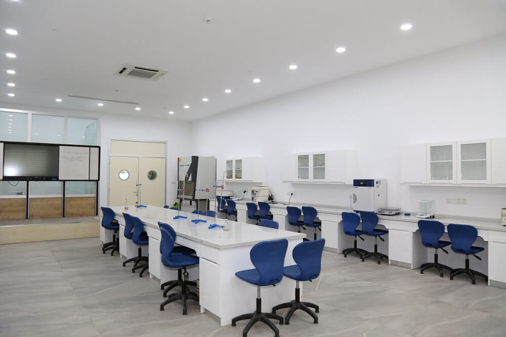 Knowledge University, College of Pharmacy Chemistry lab