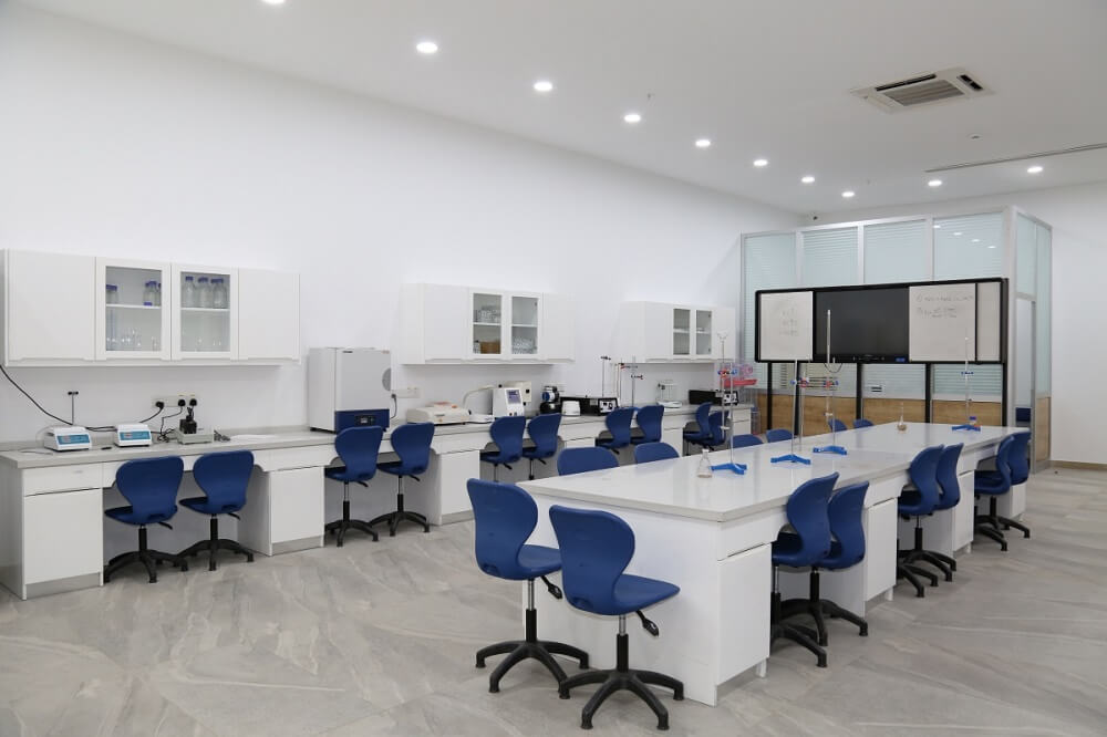 Knowledge University, College of Pharmacy Chemistry lab